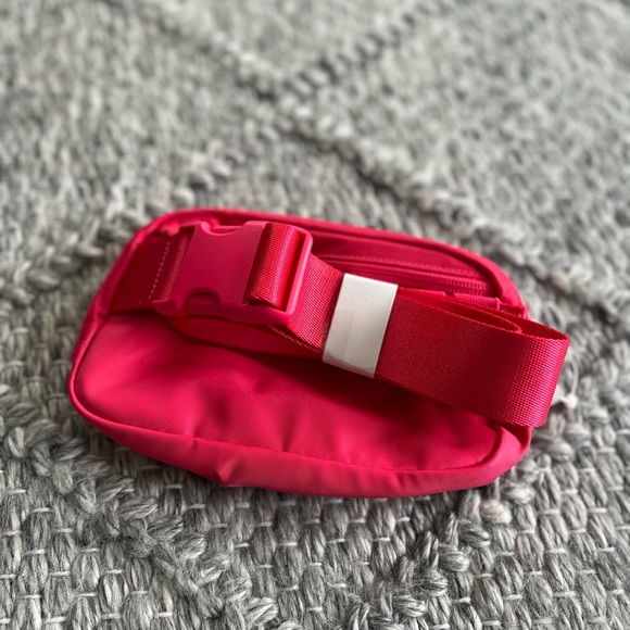RARE Lululemon belt bag - lip gloss - Picture 8 of 8